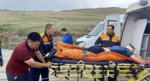 На Ольхоне мужчина упал с семиметрового обрыва во время фотографирования