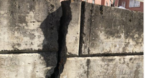 Чиновники в Дивногорске допустили разрушение подпорной стены МКД