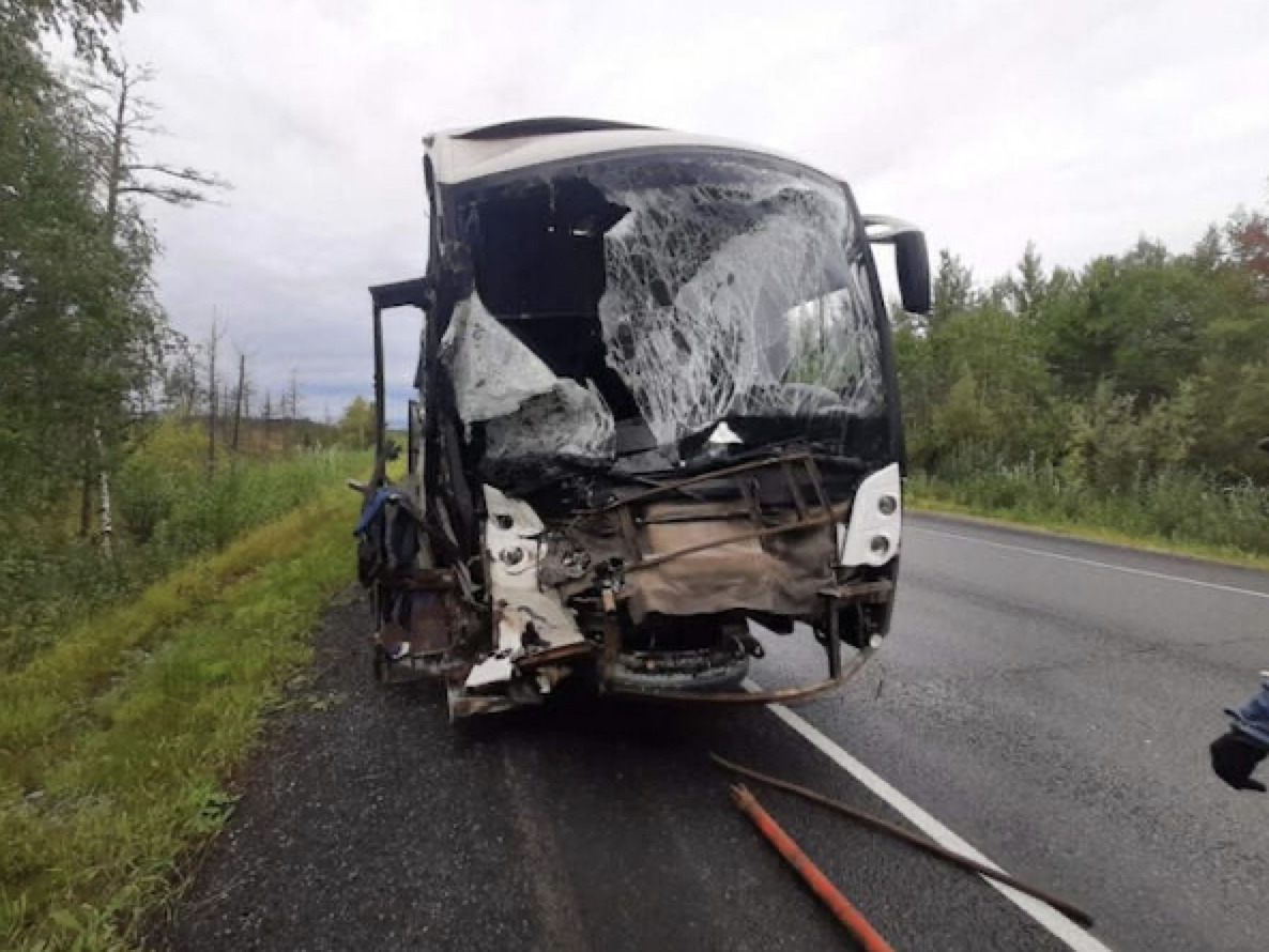 На трассе в ХМАО пассажирский автобус въехал в стоящий автомобиль