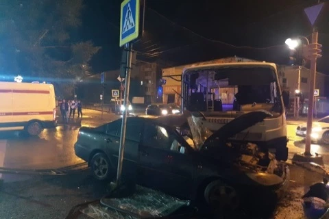 В Ачинске Toyota въехала в автобус с пассажирами
