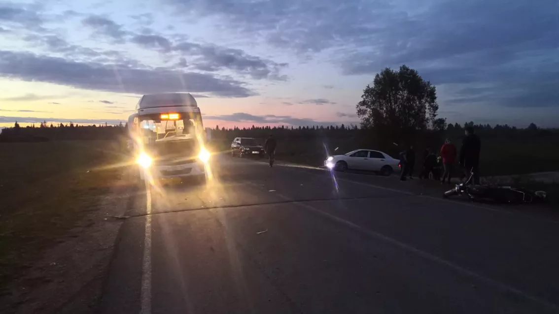 Под Томском столкнулись мопед и автобус
