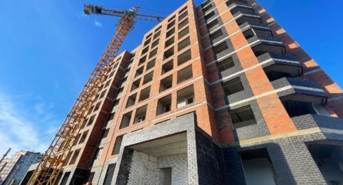 В Красноярске строитель упал с 23 этажа и чудесным образом выжил