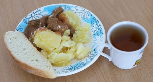 Школьники запечатлели мышь на мебели в столовой в Тюменской области