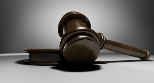 В Омске руководитель турфирмы украл у своих клиентов 1,2 млн рублей
