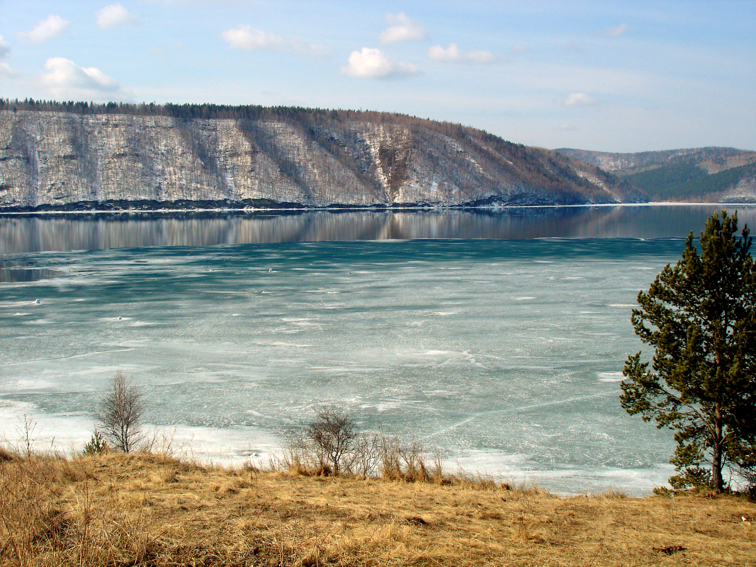 Нефтепродукты попали в Иркутское водохранилище