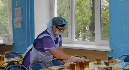 Директора школы под Омском осудили за махинации с договорами на питание детей