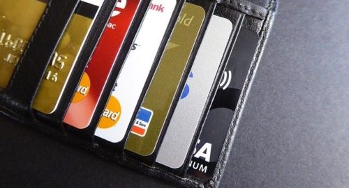 Объём выдачи кредиток в Новосибирской области сократился на 27%