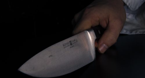 Пьяный мужчина напал на знакомого с ножом в Новосибирской области