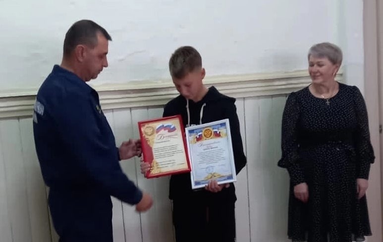 Школьник из Красноярского края спас ребёнка от собаки, вцепившейся в шею