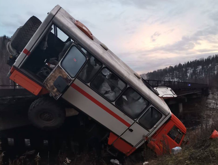 Вахтовый автобус съехал в кювет в Кузбассе, пострадали пять человек
