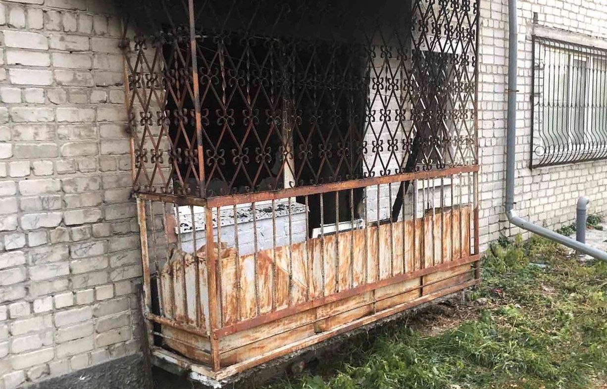 Женщину на инвалидной коляске эвакуировали из пятиэтажки с полыхавшей квартирой в Тюмени