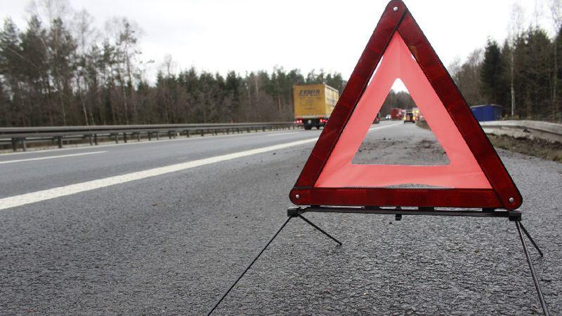 Под Новосибирском две фуры зажали иномарку с двух сторон
