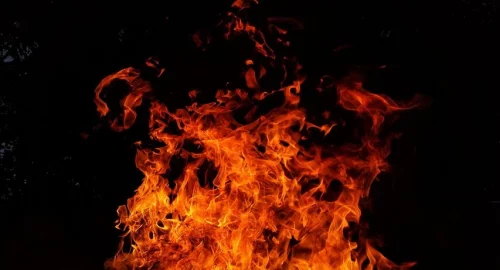 В Красноярске мужчина устроил пожар в квартире, чтобы напугать жену