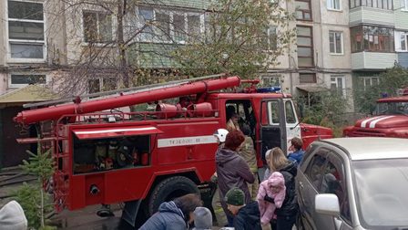 В Алтайском крае пожарные спасли мальчика и котенка