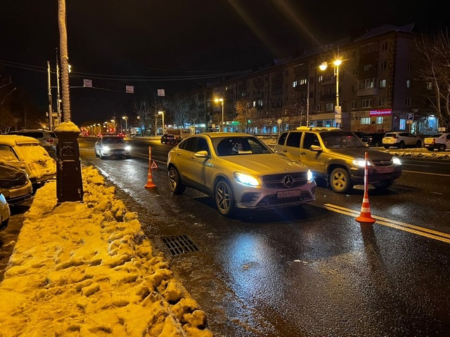 В центре Тюмени «Мерседес» сбил девочку-подростка