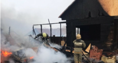 В Омской области огонь перекинулся с сарая на строящийся дом