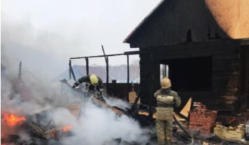 В Омской области огонь перекинулся с сарая на строящийся дом