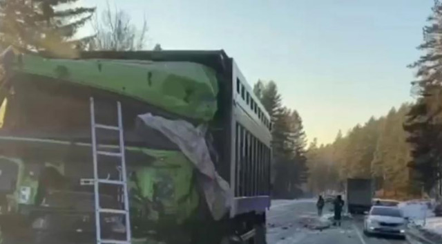 В ДТП на Култукском тракте погиб водитель самосвала