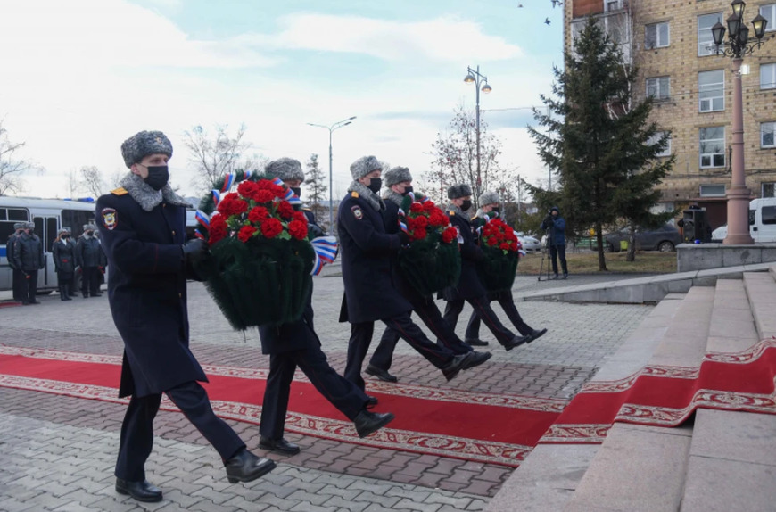 В Красноярске почтили память погибших на Украине полицейских