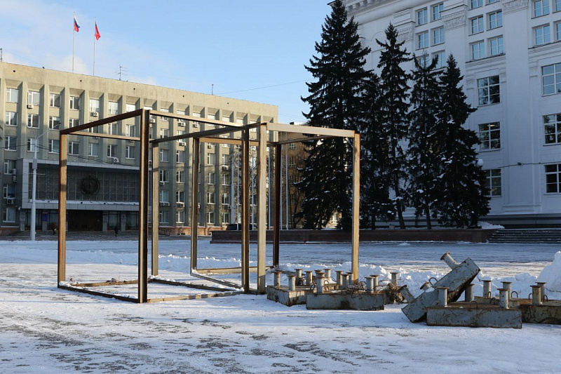 В Кемерове приступили к установке главной праздничной елки