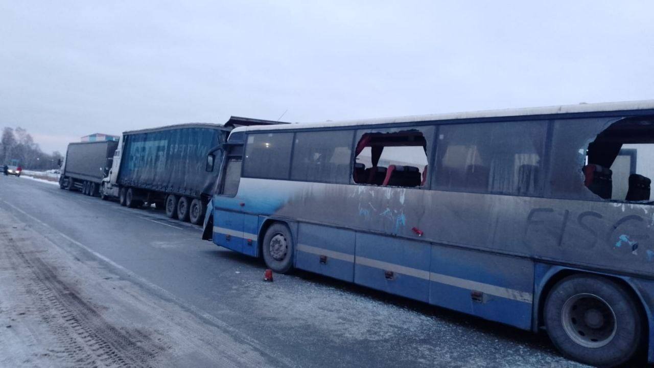 10 человек пострадали в аварии с автобусом под Новосибирском
