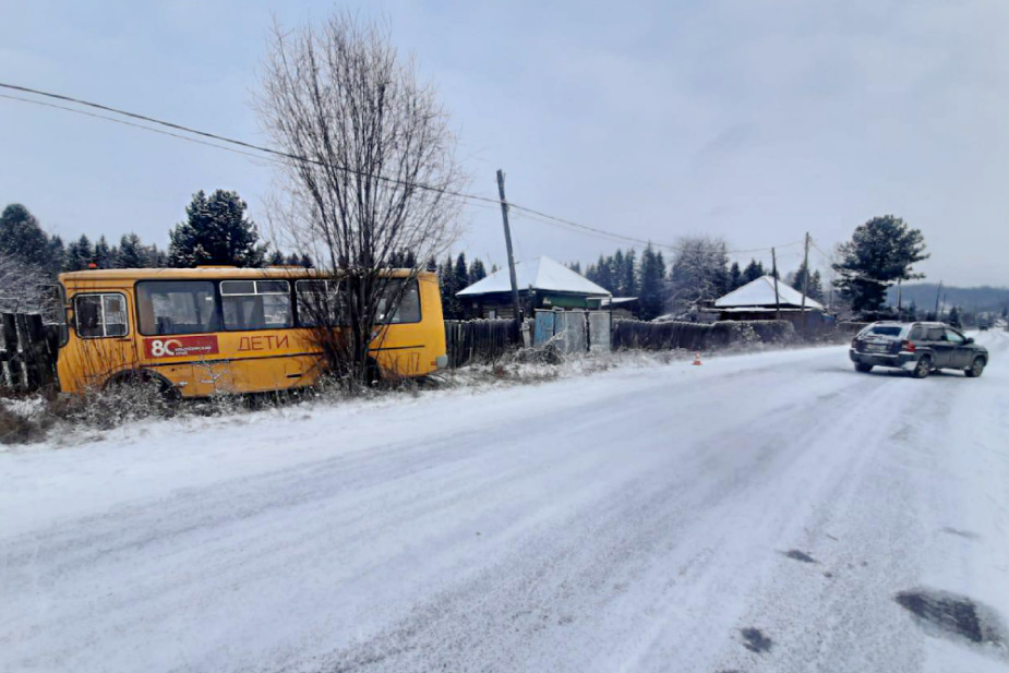 Автобус с 12 первоклассниками попал в ДТП под Красноярском