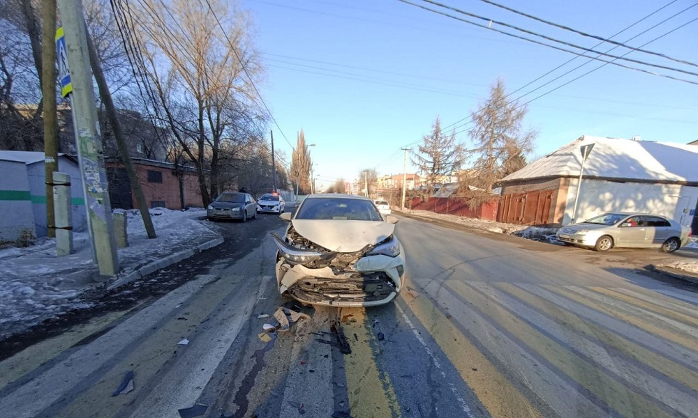 20-летняя омичка попала под колеса иномарки, которой управляла молодая девушка