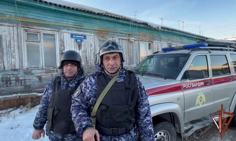 На Ямале росгвардейцы спасли из горящего дома шесть человек