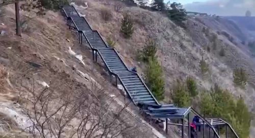 Под Красноярском на Манской петле лестницу для туристов сделали безопаснее