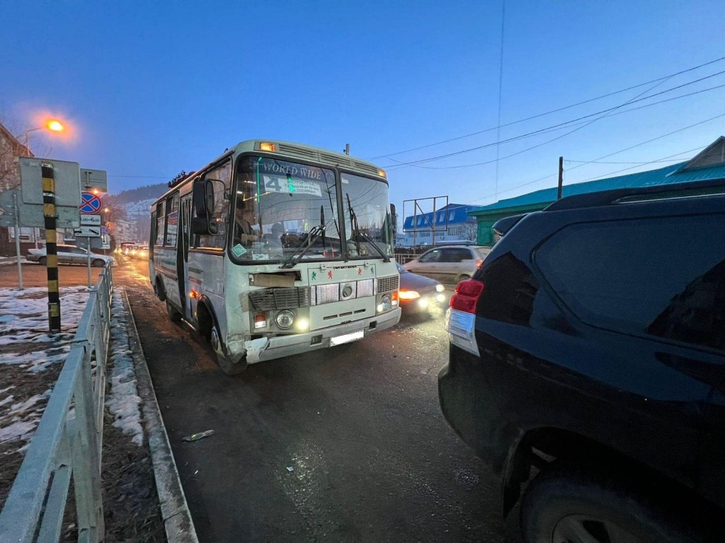 На Алтае автобус ПАЗ врезался в Toyota Land Cruiser