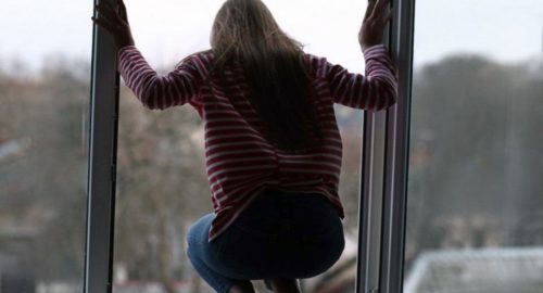 В Новосибирске с карниза восьмого этажа спасатели эвакуировали мужчину