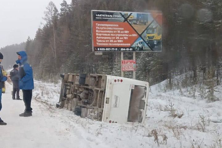 На трассе под Красноярском опрокинулся автобус с 36 пассажирами