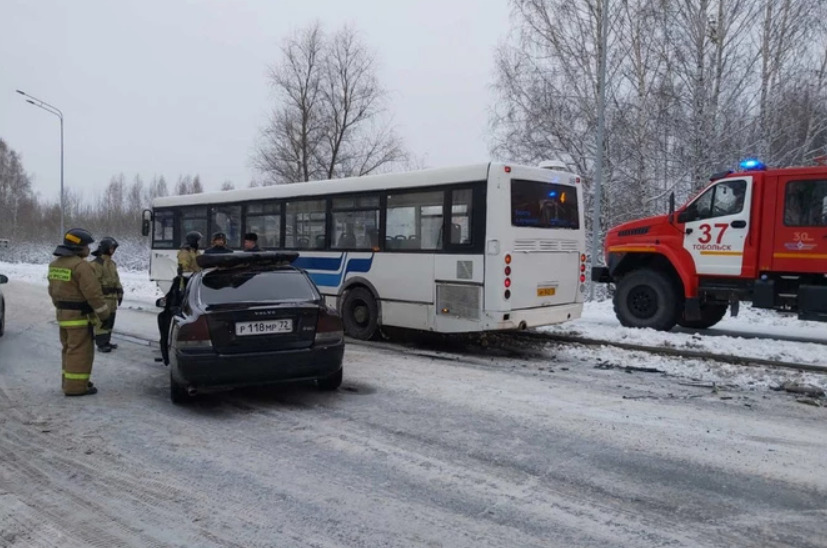 Водитель Volvo погиб при столкновении с автобусом на тюменской трассе