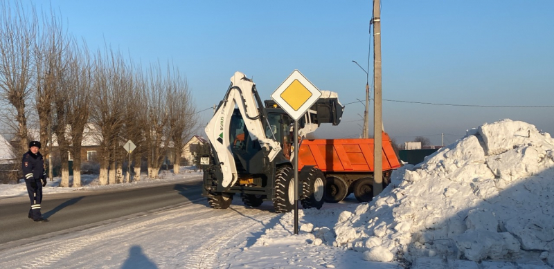 В Кузбассе дорожные полицейские ликвидировали опасную снежную горку