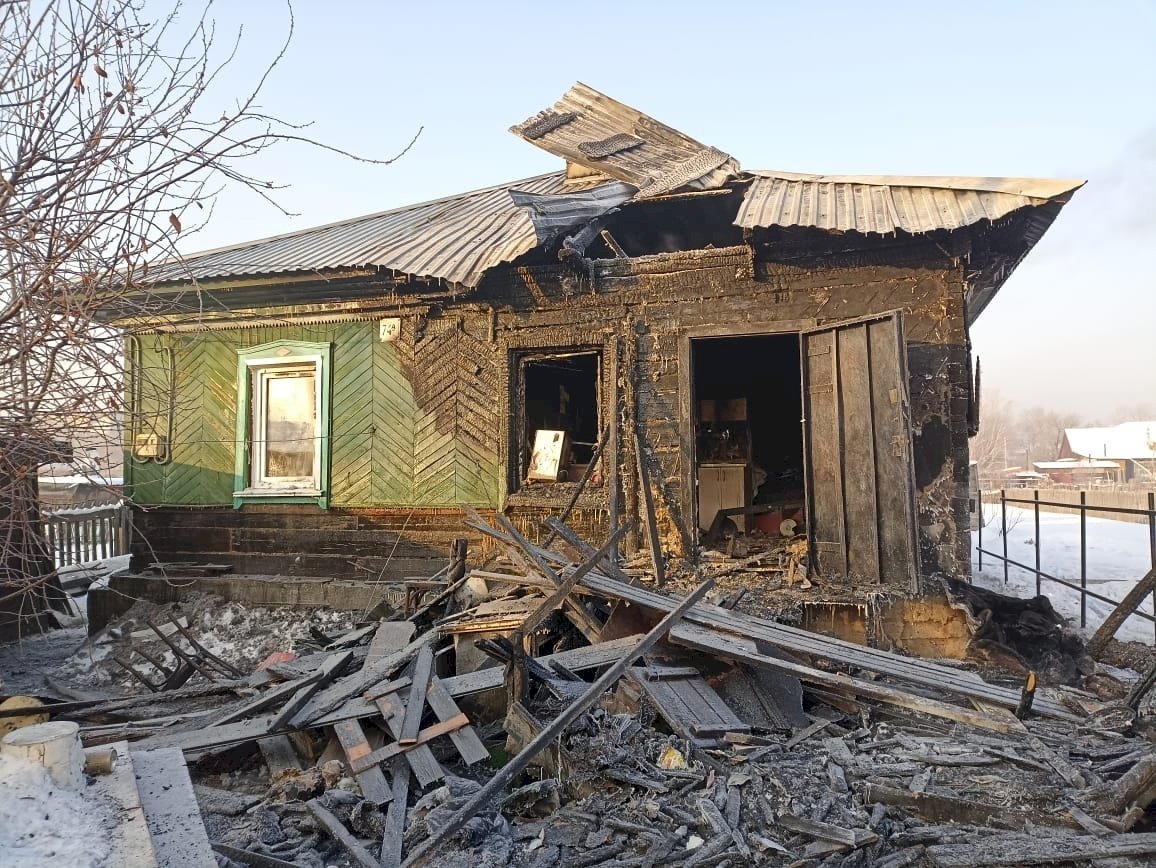Пенсионерка и ее 15-летняя внучка погибли при пожаре на Алтае