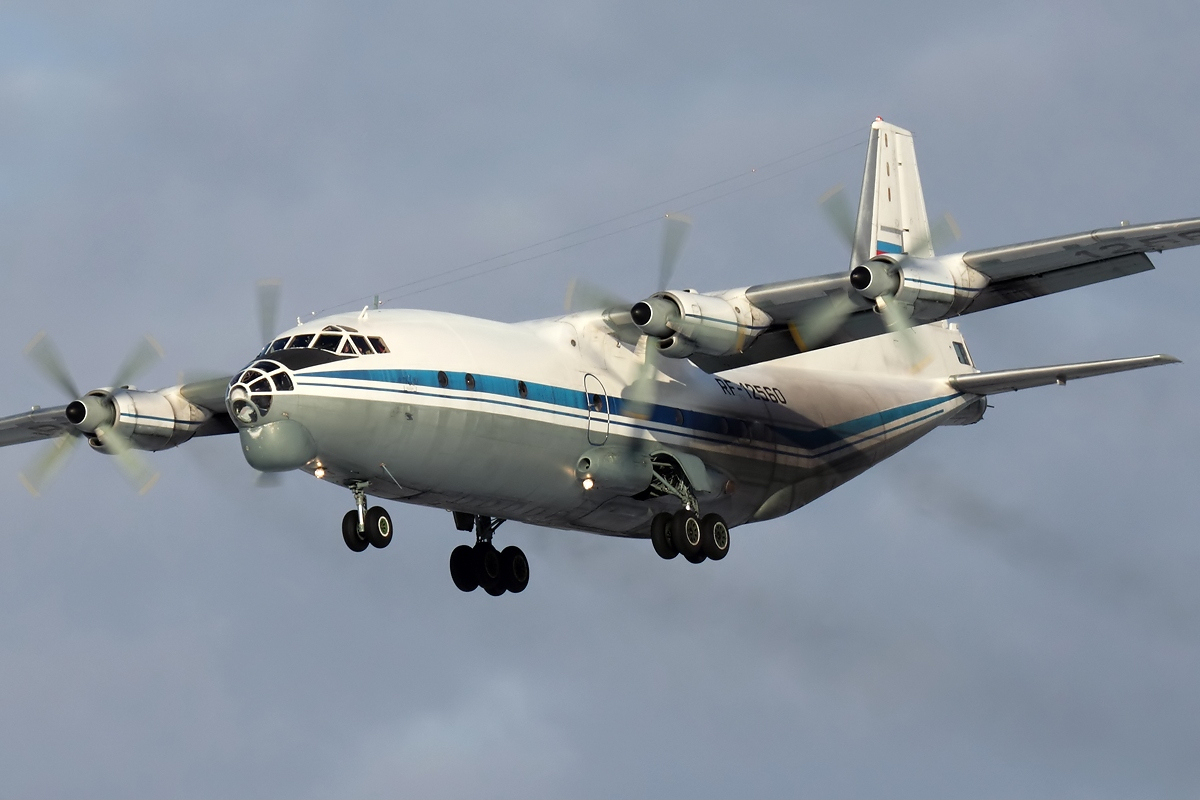 В Новосибирске сел самолёт Ан-12 с отказавшим двигателем