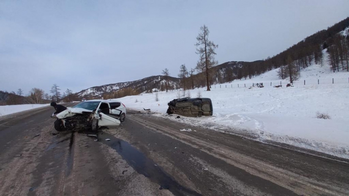 В лобовом ДТП на Алтае погибла женщина, двое детей пострадали