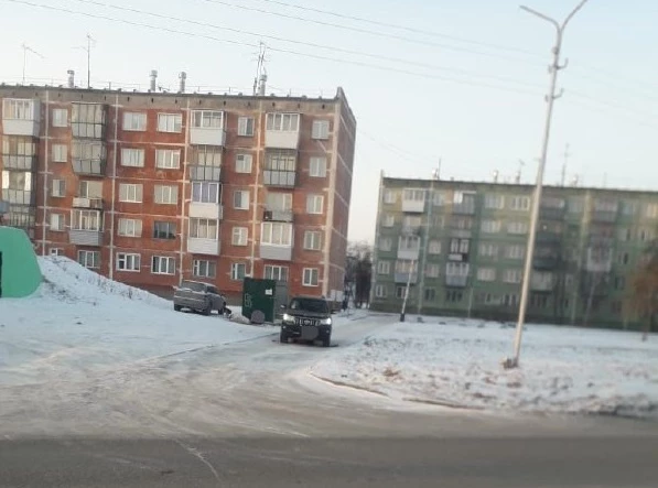 В Новосибирской области ребёнок, катаясь на «ватрушке», попал под машину