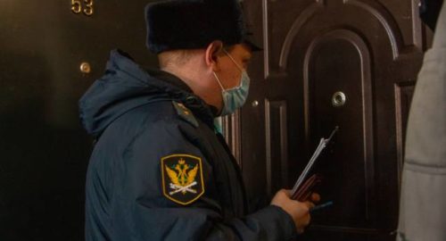 Новосибирец принес на приём к судебному приставу нунчаки и рогатку