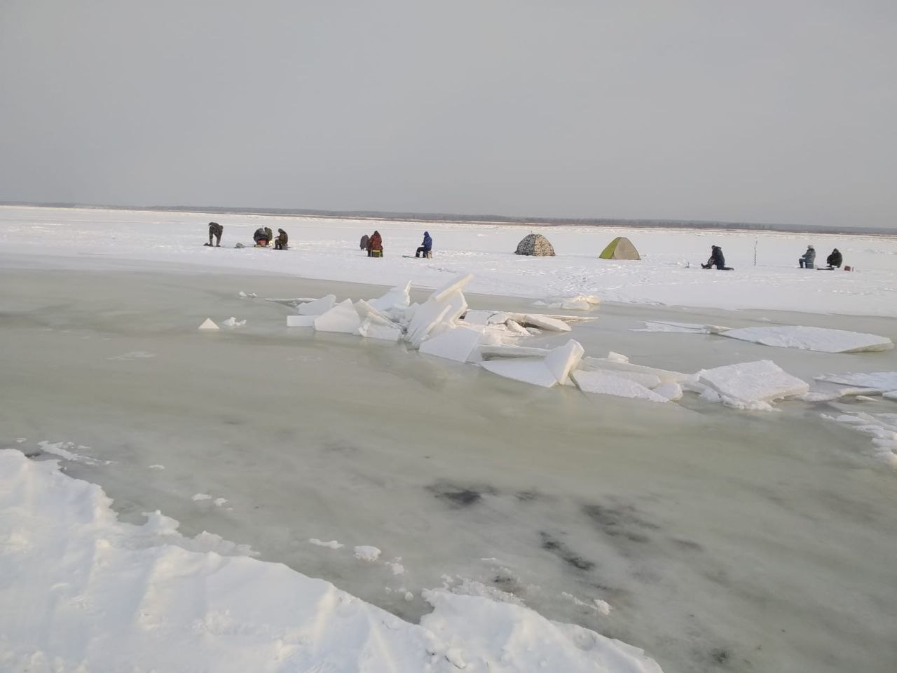 В Красноярском крае со льдины сняли 13 человек