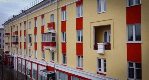 В Новосибирске обследуют старинное здание после падения фасада