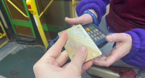 В Иркутске ищут мужчину, расплачивающегося чужой картой