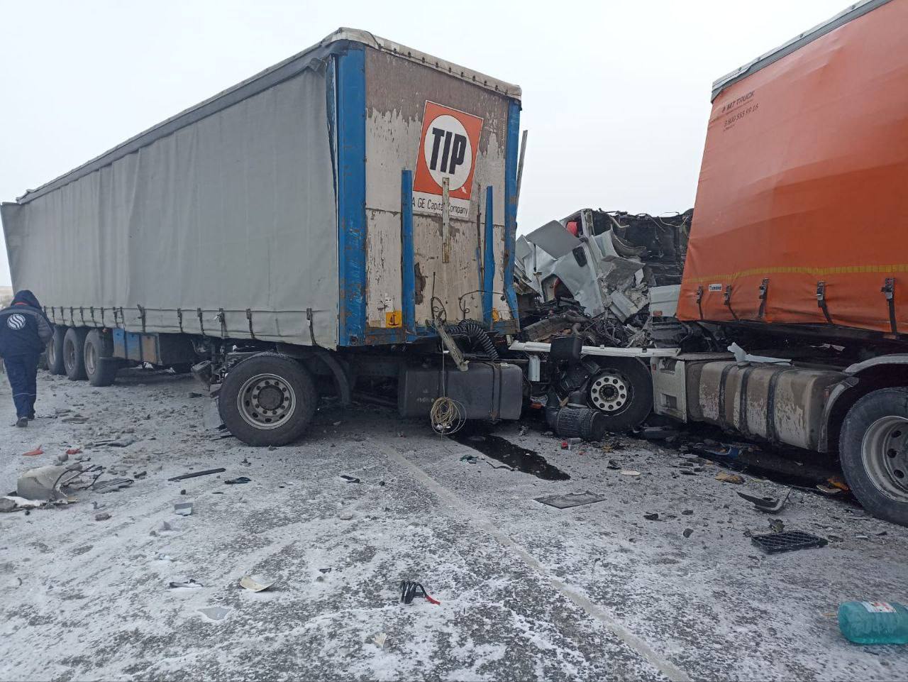 Один погиб, двое пострадали в жутком ДТП с фурами под Красноярском