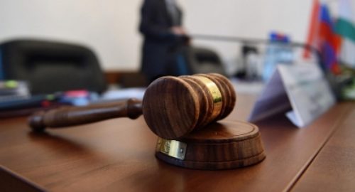 В Омской области женщина предстала перед судом за совращение школьника