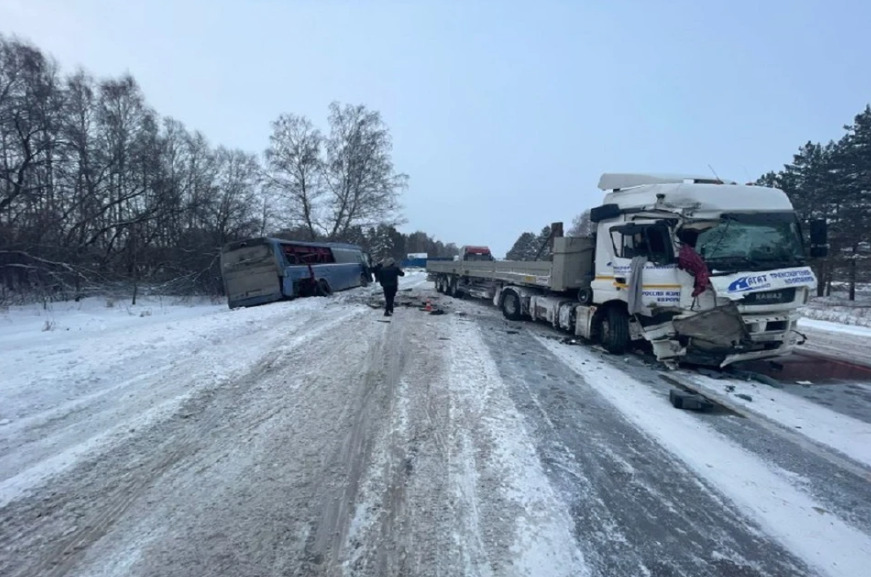 Трое детей пострадали в ДТП с автобусом и КамАЗом под Новосибирском