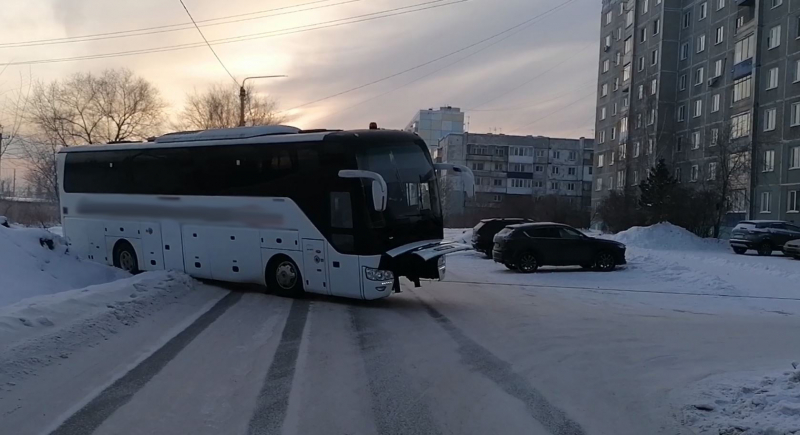 В Кузбассе полицейские помогли водителю автобуса, застрявшего в сугробе
