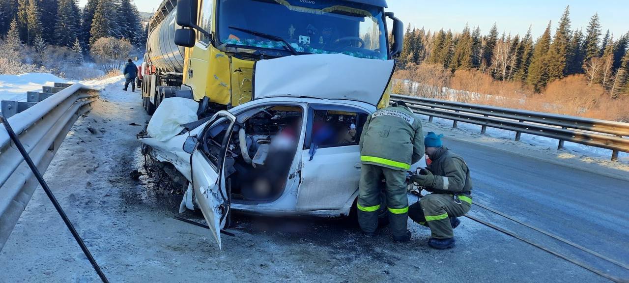 Уголовное дело завели после гибели девочек 10 и 13 лет в ДТП в Красноярском крае