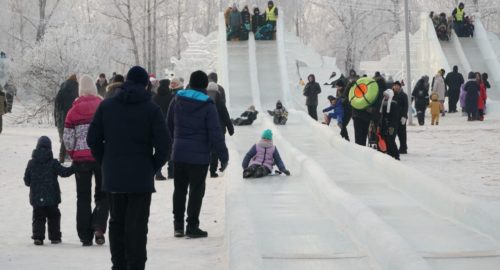 Мэр Красноярска проверил ледовые горки после жалоб горожан