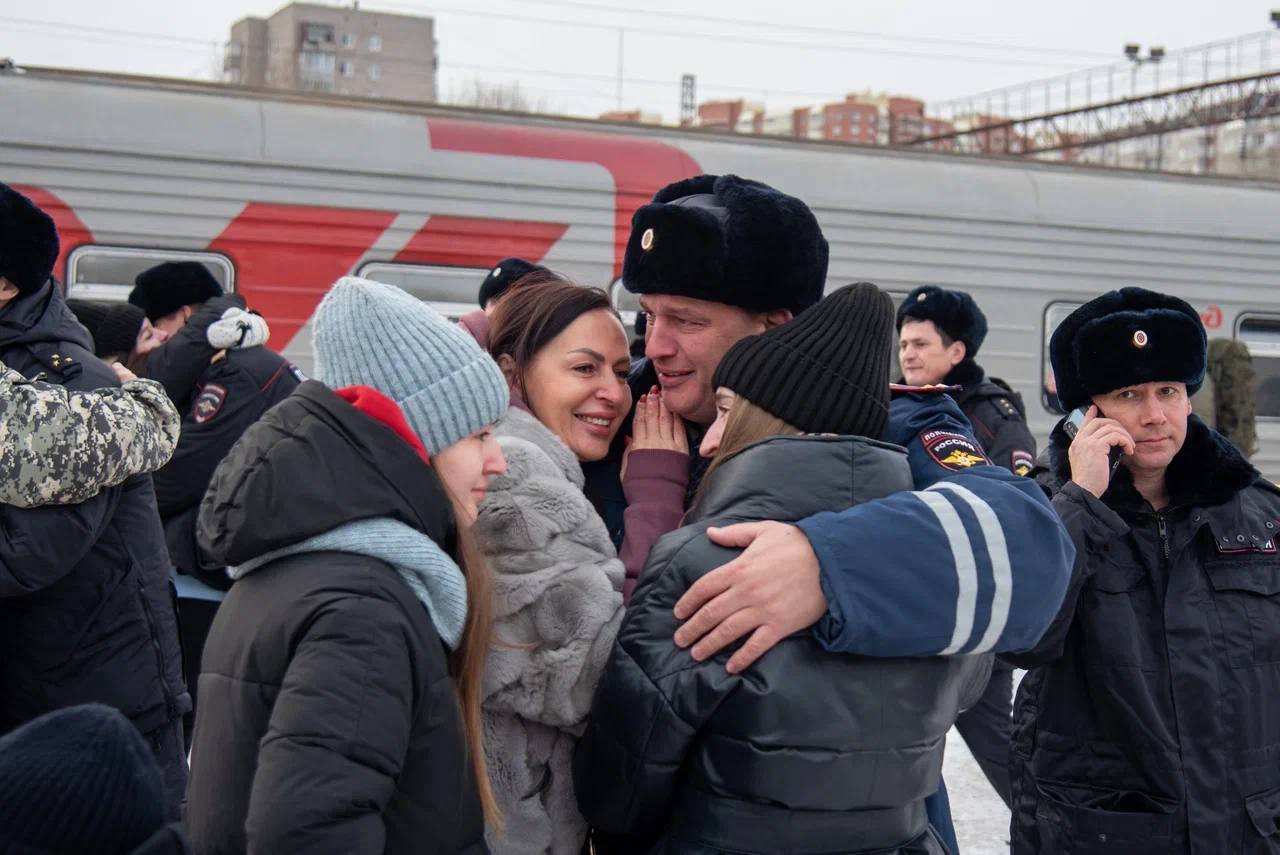 В Красноярске встретили полицейских после командировки в Херсонскую область (видео)