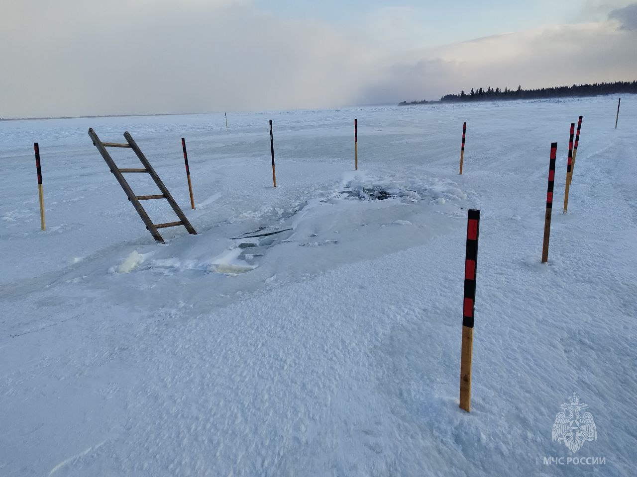 В Красноярском крае водитель выбрался из провалившегося под лёд микроавтобуса